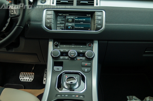 
Xe có hệ thống âm thanh vòm 3D, 17 loa danh tiếng của hãng Meridian, kết hợp cùng màn hình cảm ứng 8 inch.
