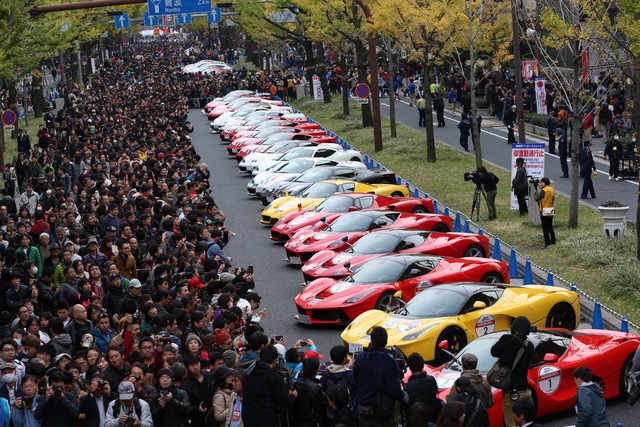 
Bên cạnh đó, cuộc diễu hành của 100 siêu xe Ferrari cũng thu hút nhiều sự chú ý, trong đó nổi bật có sự xuất hiện của 5 chiếc LaFerrari, 1 chiếc Enzo, 13 chiếc Dino và một chiếc Ferrari 750 Monza. Ngoài ra, nhiều siêu phẩm khác trong dòng ngựa chồm cũng xuất hiện.
