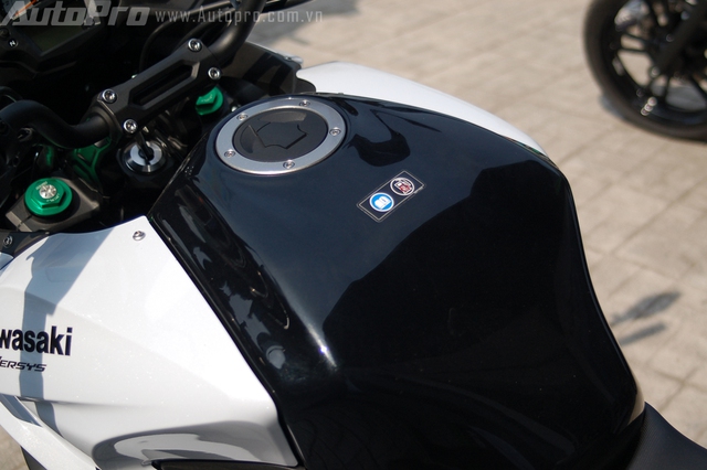 
Dung tích bình xăng của Kawasaki Versys 650 2015 được tăng 1,8 lít lên 20,8 lít. Khả năng chịu tải tăng thêm 30 kg lên 210 kg so với thế hệ cũ. Đây là những nâng cấp đáng khen ngợi cho mẫu xe dành cho các cung đường phượt như Kawasaki Versys 650 2015.
