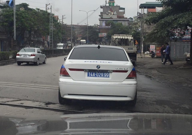
Chiếc sedan sang trọng trong BMW 745Li tuần tra trên phố Quảng Ninh. Ảnh: Trần Phong/Otofun
