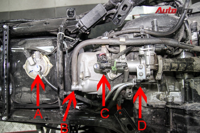 
Các chi tiết máy trong khoang động cơ: A: bơm xăng, B: đường thông hơi động cơ, C: kim phun, D: dây ga
