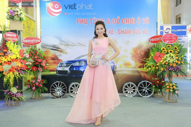 
Tại triển lãm Auto Expo 2016, hoa hậu Kỳ Duyên diện một chiếc váy xoè màu hồng nhạt. Đây là một mẫu váy của nhà thiết kế Adrian Anh Tuấn.

