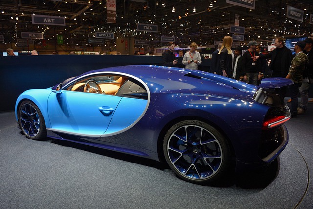 
Không chỉ mạnh mẽ, Chiron còn đẹp mắt với cảm hứng thiết kế từ những mẫu Bugatti trước đây như Vision Gran Turismo Concept. Thiết kế đuôi xe của Bugatti Chiron không chỉ khí động học mà còn giúp tản nhiệt cho khoang động cơ tốt hơn. Bên sườn xe có hốc gió hình chữ C lạ mắt.
