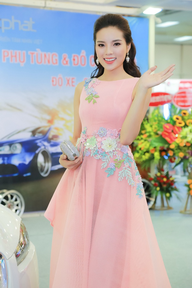 Sự xuất hiện của hoa hậu Kỳ Duyên cũng mang lại chút hấp dẫn cho triển lãm Auto Expo 2016.