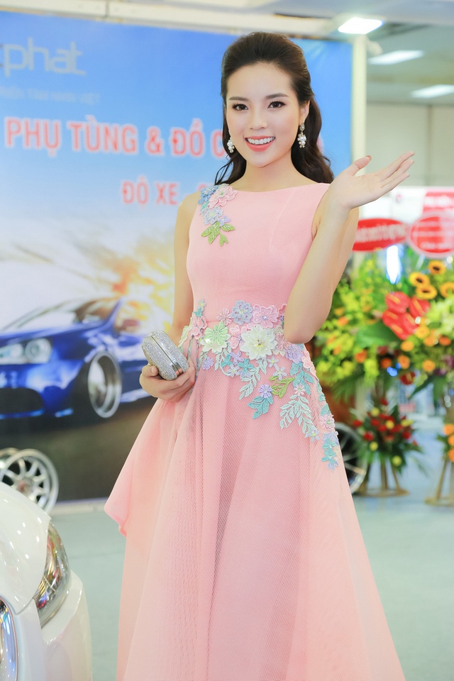 
Sự xuất hiện của hoa hậu Kỳ Duyên cũng mang lại chút hấp dẫn cho triển lãm Auto Expo 2016.
