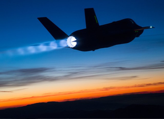 
Một chiếc F-35A tham gia thử nghiệm tiếp nhiêu liệu trên không trong đêm.
