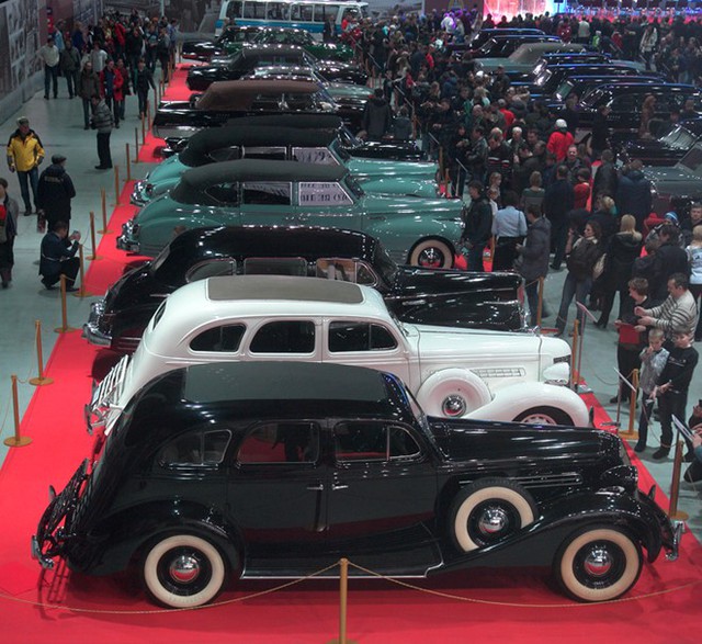 
Đây là lần thứ 25 sự kiện được tổ chức, kỷ niệm 95 năm ngày ra đời garage ôtô đặc biệt của Cơ quan bảo vệ nguyên thủ quốc gia Liên bang Nga. Triển lãm quy tụ rất đông xe từng được sử dụng để chuyên chở những người đứng đầu quốc gia này.
