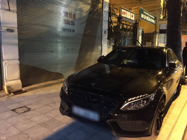 
Chiếc xe Mercedes vẫn đỗ chắn cửa nhà mặc dù có dòng chữ Cấm đỗ xe trước cửa.
