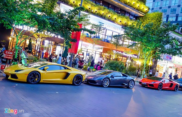 
Ngày cuối tuần, hàng loạt siêu xe ở Sài Gòn được đại gia đưa xuống phố. Ba siêu xe Lamborghini nối đuôi nhau trước một trung tâm thương mại ở quận 1.
