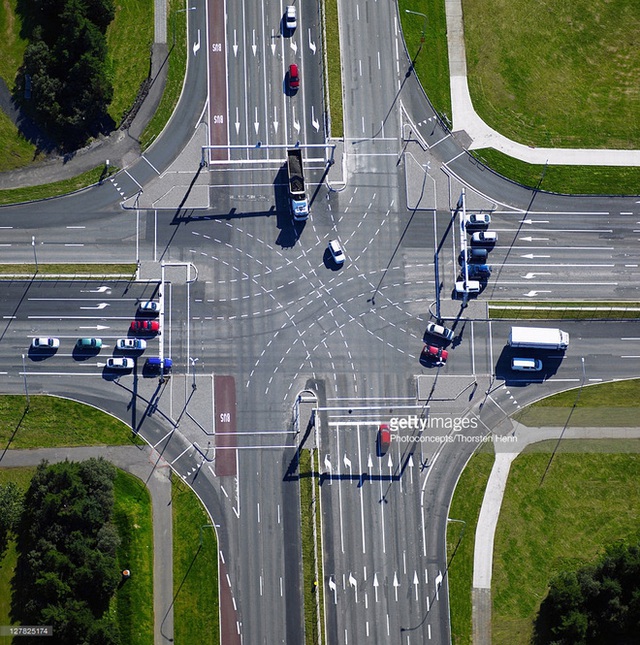 
Trên các nút giao thông thường như thế này, các xe muốn rẽ trái đều dễ đụng phải xe đi từ hướng đối diện hoặc phải chờ đèn đỏ rất lâu.
