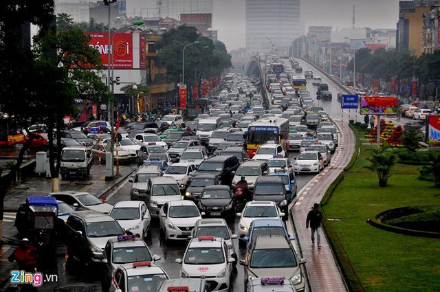 
Giao thông hỗn loạn, ôtô đứng im trên cầu vượt Trần Duy Hưng và các đường nhánh xung quanh. Đến 10h sáng, đường vẫn tắc dài trong mưa rét.
