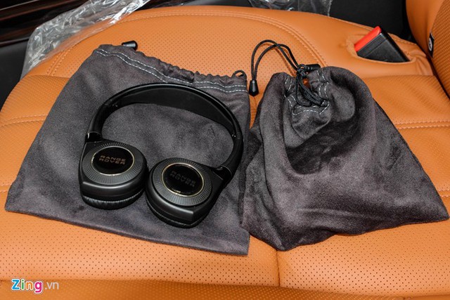 
Cặp tai nghe không dây hàng thửa WhiteFire của Range Rover mang lại trải nghiệm âm thanh và giải trí riêng tư hơn cho hành khách.
