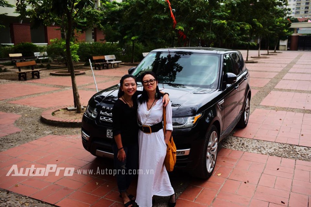 
Chị Dương cùng cô con gái nhỏ Tô Sa bên chiếc xe Range Rover.
