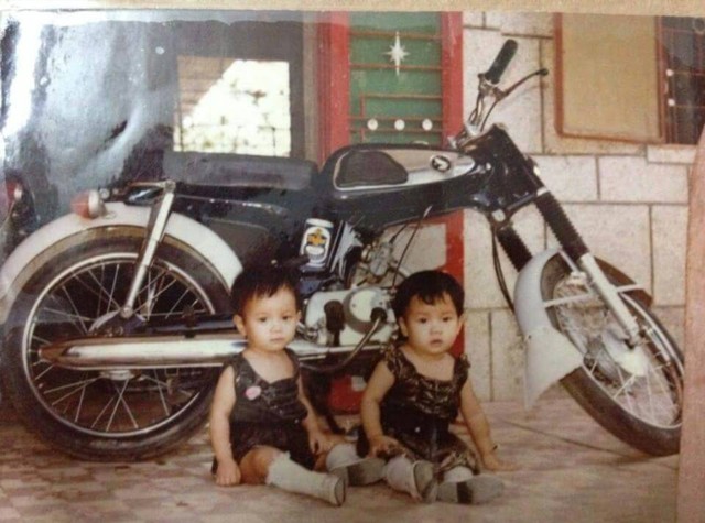 
Cặp đôi bé gái bên chiếc Honda 67 của gia đình.
