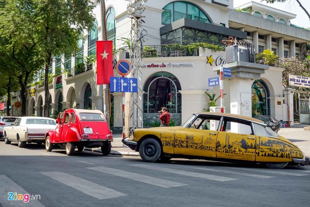 
Những chiếc xe cổ xếp hàng tại góc đường Nguyễn Du và Công Xã Paris. Hiện nay, phong trào chơi xe cổ tại Sài Gòn khá phát triển. Có rất nhiều hội nhóm đam mê. Họ cùng nhau xuất hiện ngày cuối tuần hoặc trong những tour dã ngoại.
