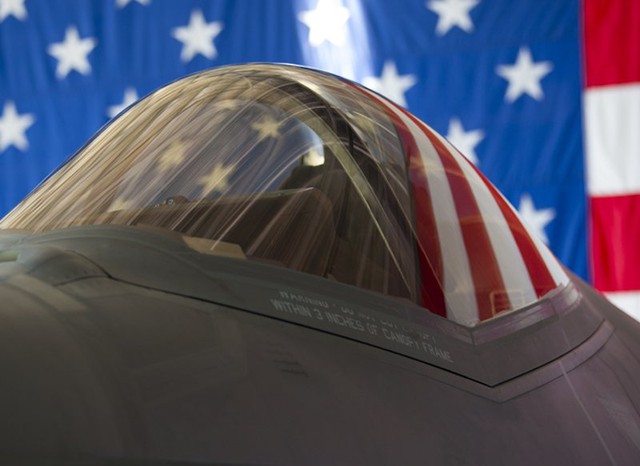 
Một chiếc F-35A được xếp ngay phía dưới phông nền là lá cờ Mỹ tại căn cứ không quân Edwards, bang California.
