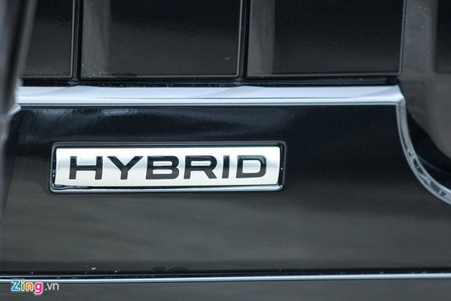 
Logo hybrid gắn trên thân xe.
