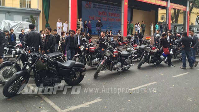 
Rất nhiều biker đến từ các câu lạc bộ mô tô đã có mặt để tiễn đưa ca sỹ Trần Lập lần cuối.
