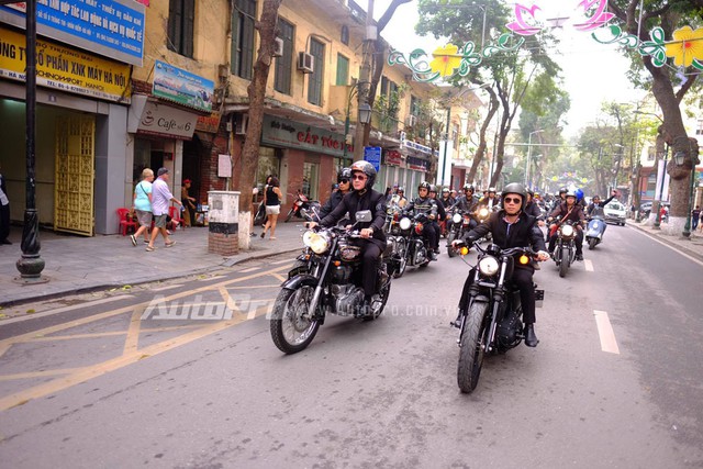 
Đoàn diễu hành di chuyển trên phố Lê Thánh Tông để đưa linh cữu của Trần Lập về qua nhà.
