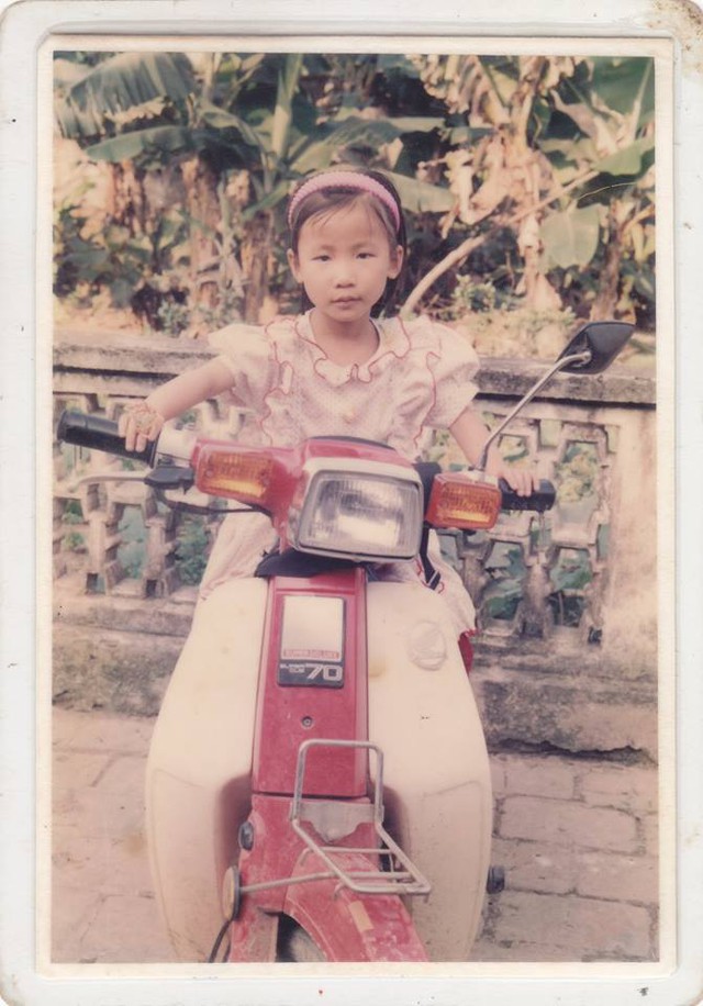 
Một bé gái trên chiếc Honda Cub 70.

