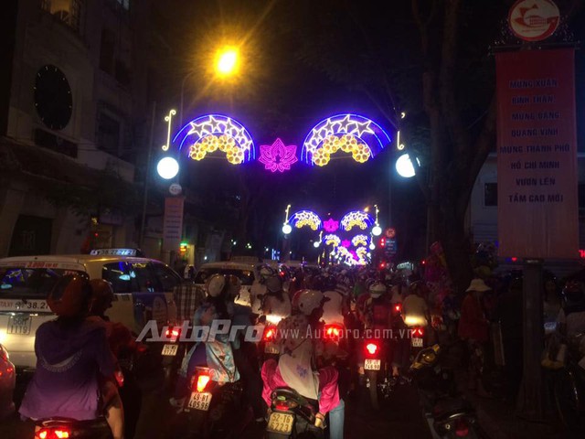 
Cảnh ùn tắc trên đường Đồng Khởi, quận 1. Ảnh: Thach Nguyen
