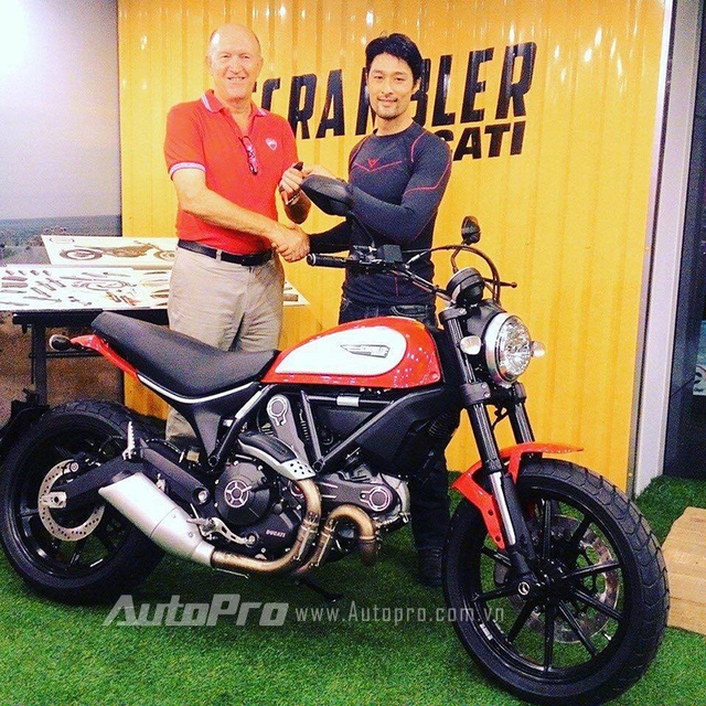 
Johnny Trí Nguyễn nhận chiếc xe Ducati Scrambler Icon đỏ.
