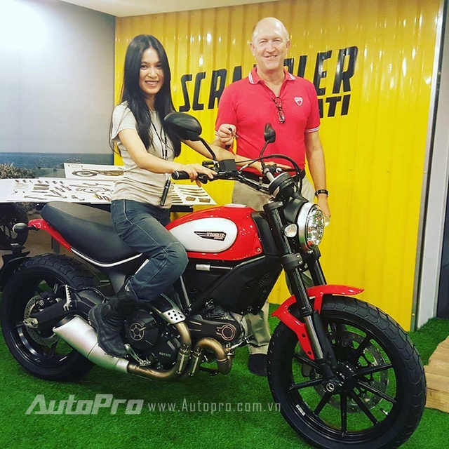 
Nhung Kate nhận xe Ducati Scrambler Icon từ tay đại diện của Ducati Việt Nam.
