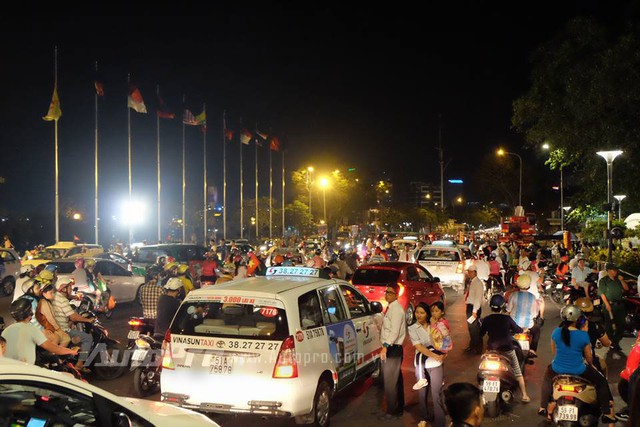 
Tại Tp. Hồ Chí Minh, người dân đã đổ xô ra các khu vực trung tâm để vui chơi. Đoạn giao giữa Tôn Đức Thắng và phố đi bộ Nguyễn Huệ xảy ra tình trạng giao thông hỗn loạn vì nhiều taxi dừng đỗ để trả khách thiếu trật tự. Ảnh: Tứ Quý
