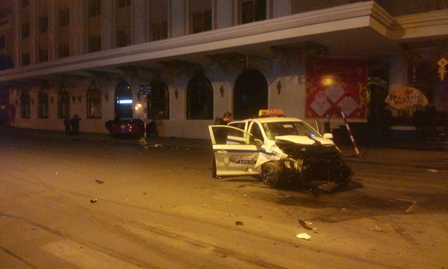 Hiện trường vụ tai nạn với chiếc xe taxi bị đâm nát phần đầu.
