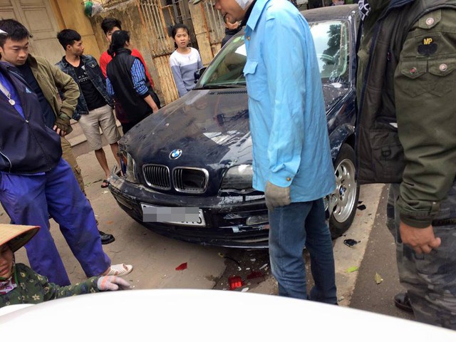 
Rất đông người vây quanh hiện trường vụ tai nạn.
