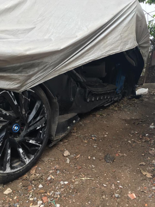 
Hình ảnh chiếc BMW i8 màu xanh ngọc tại một nhà kho ở Hà Nội được đăng lên mạng. Ảnh: Võ Đình Huy/Otofun
