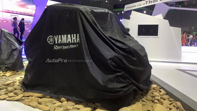 
Chiếc ô tô bí ẩn được trùm kín trong gian hàng của Yamaha. Dự đoán, đây cũng chỉ là xe concept.
