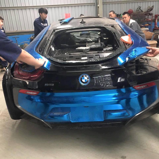 
Chiếc BMW i8 màu xanh ngọc đã được dán lại crôm trước khi vụ tai nạn lần thứ hai xảy ra. Ảnh: Hội những người đam mê siêu xe
