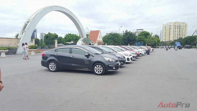 
Kia Rio hiện là một trong những dòng xe giá rẻ tại Việt Nam. Cuối năm 2015, xe từng tạo đột biến trên thị trường khi bán trên 800 xe/tháng, qua đó gần đuổi kịp đối thủ Toyota Vios.
