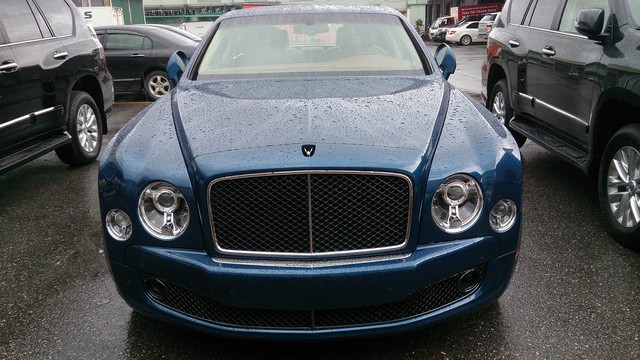 
Chiếc thứ 2 xuất hiện trong cơn mưa sáng 6/7 là một mẫu Bentley Mulsanne Speed khác. Xe mang nước sơn ngoại thất xanh lam tương tự như người anh em đang nằm tại một showroom trên đường Lê Văn Lương kéo dài, Hà Nội.
