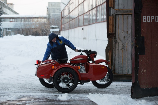 
Một công nhân thử xe trong mùa đông Siberia. Những chiếc Ural không hề gặp khó khăn khi chạy trên tuyết hay bùn nhờ hệ dẫn động 2 bánh.
