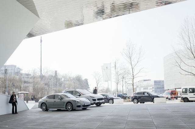 
Ngay tại cửa vào của bảo tàng Porsche, có thể dễ dàng nhìn thấy những chiếc xe đương thời của hãng như Panamera hay Cayenne.

