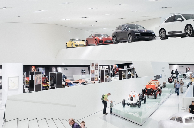 
Bên trong bảo tàng là không gian được sắp đặt đầy nghệ thuật, đưa khách thăm quan lần lượt đi qua những mốc thời gian của Porsche.
