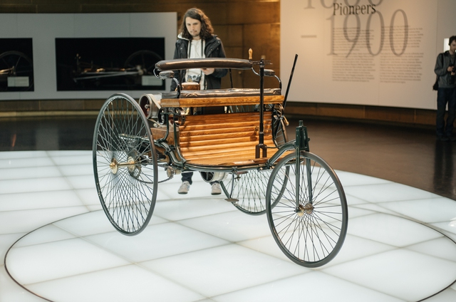 
Chiếc xe Mercedes-Benz đầu tiên ra đời năm 1886 có tên gọi Benz Patent-Motorwagen
