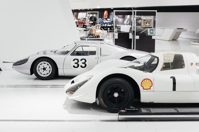 
Porsche 904 (màu bạc) được đặt cạnh Porsche 908 (màu trắng). Dòng xe Porsche 904 sau này được đổi tên thành Porsche GTS.
