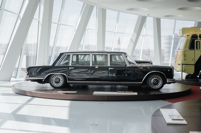 
Một mẫu xe Mercedes-Benz mang kiểu dáng limousine.
