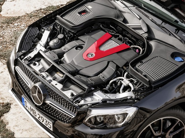 
Điểm nhấn đáng chú ý nhất của Mercedes-AMG GLC43 nằm ở động cơ. Cụ thể, Mercedes-AMG GLC43 sử dụng động cơ V6 Biturbo, dung tích 3.0 lít với công suất tối đa 362 mã lực và mô-men xoắn cực đại 384 lb-ft.
