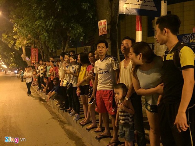 Hai bên đường Phạm Văn Đồng, người dân đổ ra từ sớm chào đón Tổng thống Obama.
