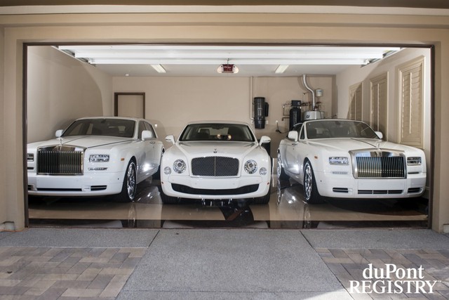 
Dàn xe siêu sang có thể kể đến Rolls-Royce Phantom hay Bentley Mulsane.
