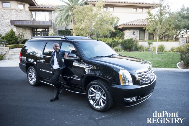 
Floyd Mauweather bên chiếc xe Cadillac Escalade của mình.
