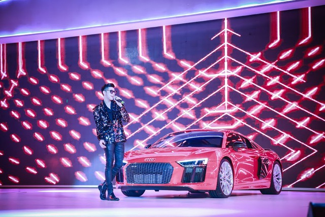 
Anh trình diễn một ca khúc sôi động trên sân khấu cùng hàng hot Audi R8
