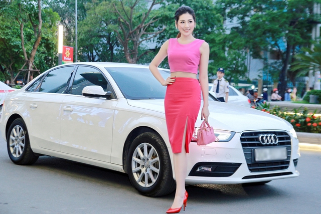 
Á hậu Dương Tú Anh, đại sự thương hiệu Audi A4, đến dự buổi công chiếu phim Truy Sát tại Hà Nội.
