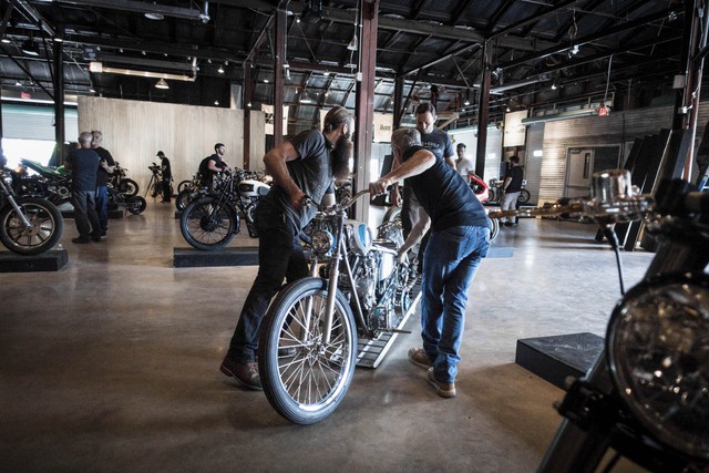Các nhân viên của hãng Revival Cycles đã dành hàng tiếng đồng hồ để sắp xếp những chiếc mô tô trưng bày trong triển lãm. Trong triển lãm năm nay, có khá nhiều hãng độ mô tô đình đám tham gia như Max Hazan, Roland Sands, Shinya Kimura và Walt Siegl.