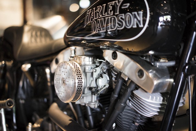 Chiếc Harley-Davidson Shovelhead độ của Kim Boyle đến từ hãng Boyle Custom Moto. Được biết, ông Boyle đã đóng cả xưởng để tham dự triển lãm. Trước đây, ông Boyle từng tạo ra một số chiếc xe độ đặc biệt như SR500, Harley-Davidson cổ và Norton Café Racer. Năm 2015, ông Boyle từng ra lò một chiếc BMW R100/7 đời 1978 màu trắng cho triển lãm mô tô chế tạo thủ công.