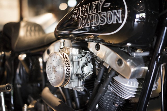 
Chiếc Harley-Davidson Shovelhead độ của Kim Boyle đến từ hãng Boyle Custom Moto. Được biết, ông Boyle đã đóng cả xưởng để tham dự triển lãm. Trước đây, ông Boyle từng tạo ra một số chiếc xe độ đặc biệt như SR500, Harley-Davidson cổ và Norton Café Racer. Năm 2015, ông Boyle từng ra lò một chiếc BMW R100/7 đời 1978 màu trắng cho triển lãm mô tô chế tạo thủ công.
